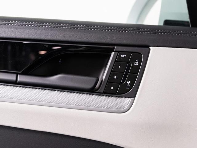 Photo of 2025 Carrara White Metallic Porsche Cayenne
