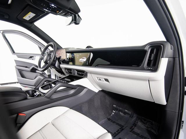 Photo of 2025 Carrara White Metallic Porsche Cayenne