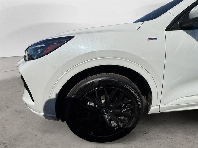 Photo of 2023 Star White Metallic Tri-Coat Ford Escape