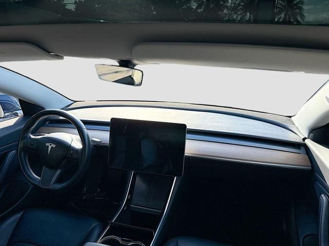 Photo of 2018 Blue Tesla Model 3