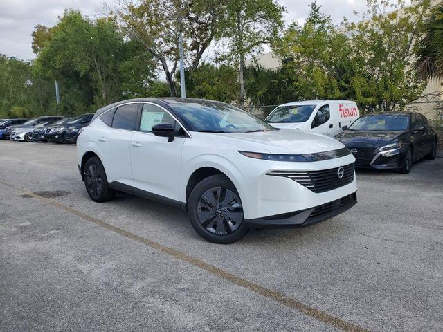 Photo of 2025 White / Black Nissan Murano