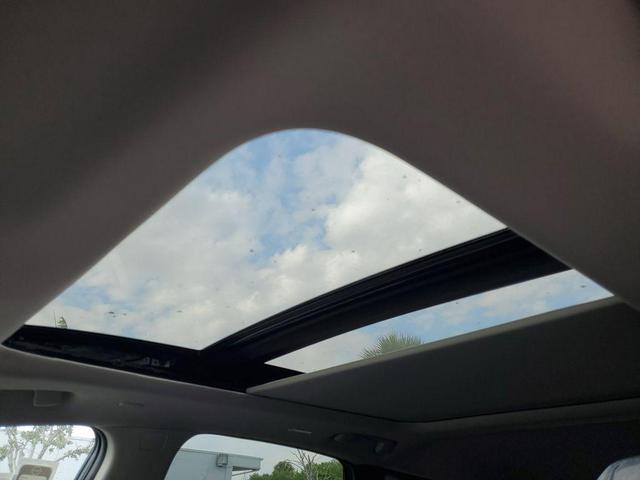 Photo of 2025 White / Black Nissan Murano