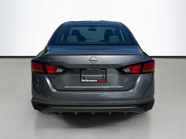 Photo of 2024 Gun Metallic Nissan Altima