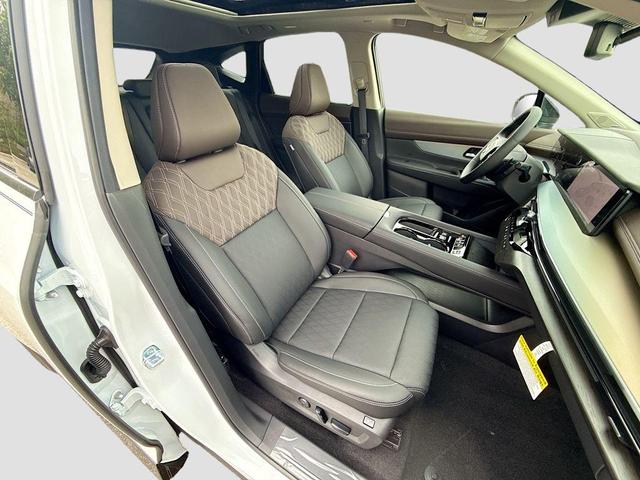 Photo of 2025 Everest White P Nissan Murano