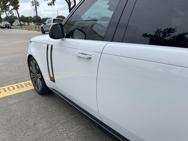 Photo of 2023 White Land Rover Range Rover