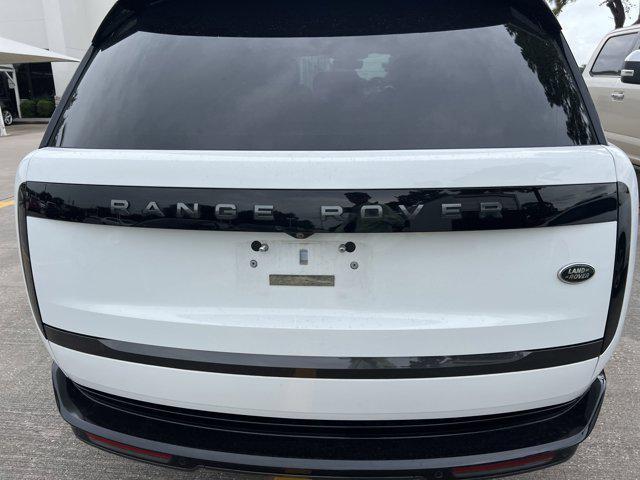 Photo of 2023 White Land Rover Range Rover