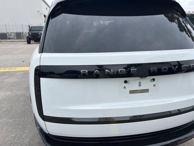 Photo of 2023 White Land Rover Range Rover