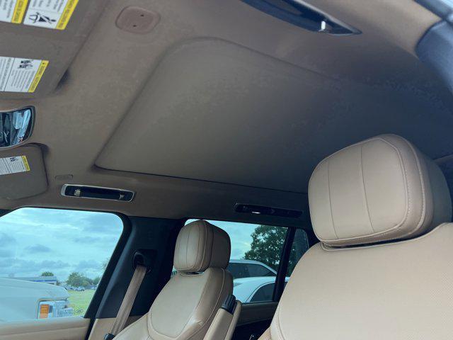 Photo of 2023 White Land Rover Range Rover