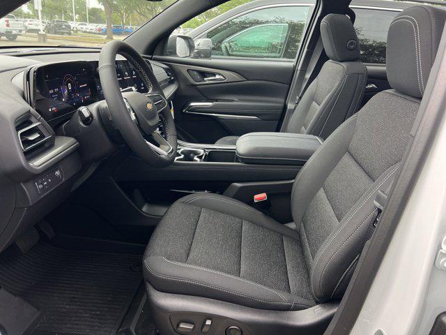 Photo of 2025 Summit White Chevrolet Traverse