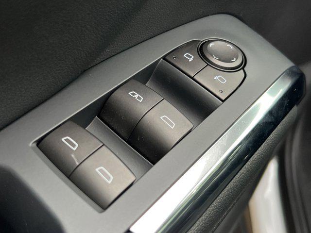 Photo of 2025 Summit White Chevrolet Traverse