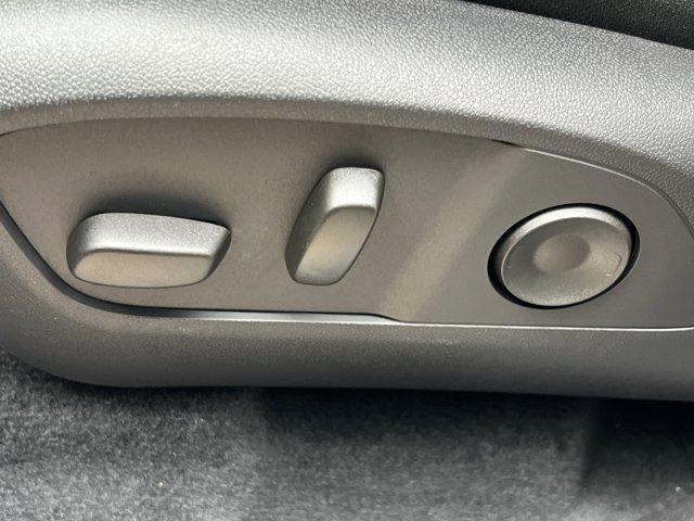 Photo of 2025 Summit White Chevrolet Traverse