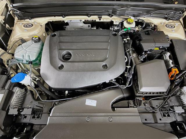Photo of 2025 Crystal White Pearl Volvo XC40