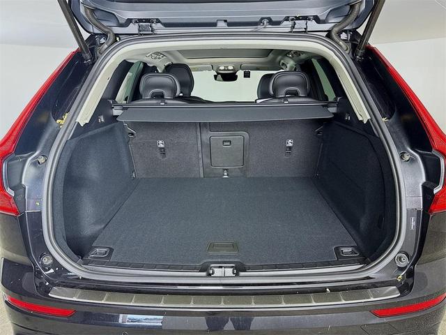 Photo of 2025 Onyx Black Volvo XC60