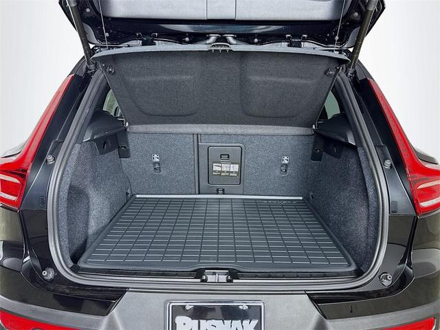 Photo of 2025 Onyx Black Metallic Volvo XC40