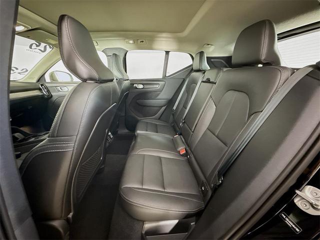 Photo of 2025 Onyx Black Metallic Volvo XC40