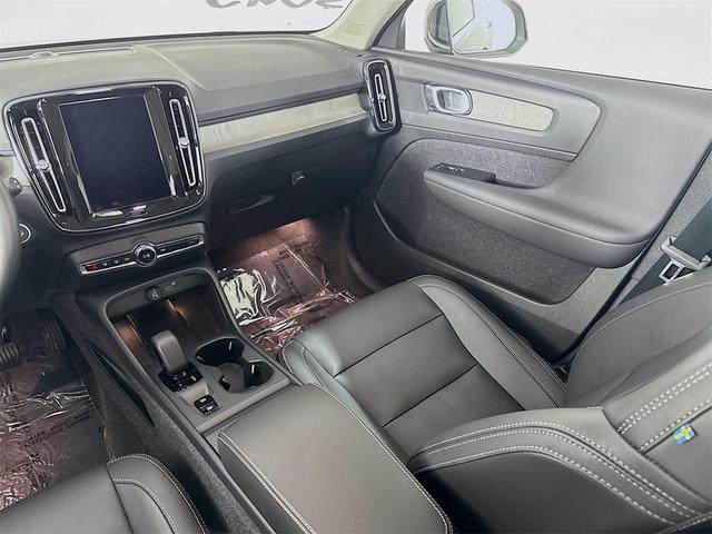 Photo of 2025 Onyx Black Metallic Volvo XC40