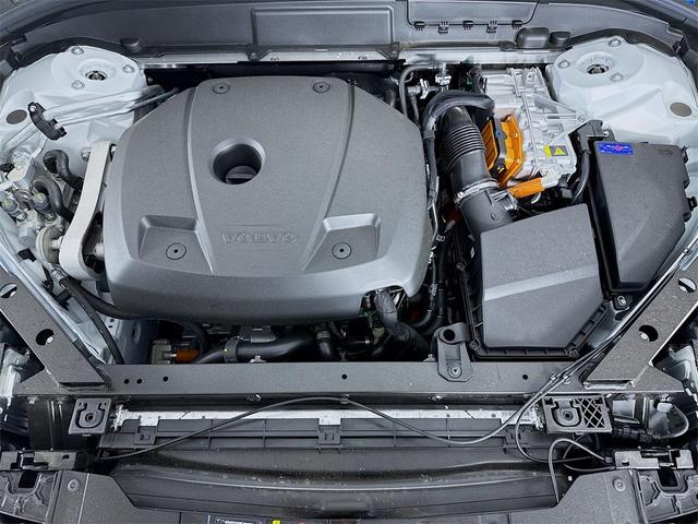 Photo of 2025 Crystal White Volvo XC60 Plug-In Hybrid