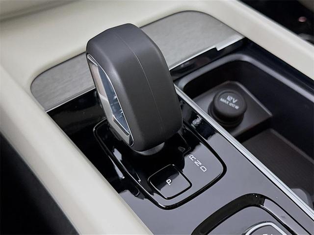 Photo of 2025 Crystal White Volvo XC60 Plug-In Hybrid