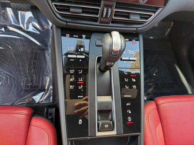Photo of 2024 White Porsche Macan