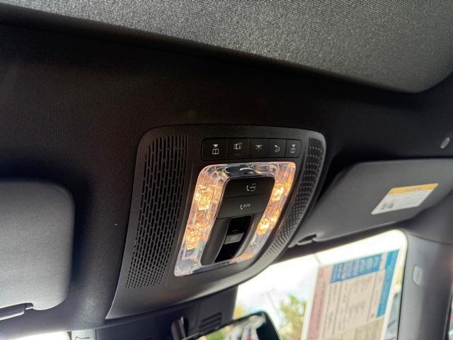 Photo of 2025 Polar White Mercedes-Benz GLB 250