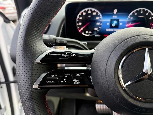 Photo of 2025 Polar White Mercedes-Benz GLB 250