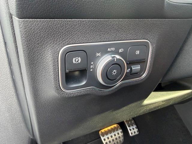 Photo of 2025 Polar White Mercedes-Benz GLB 250