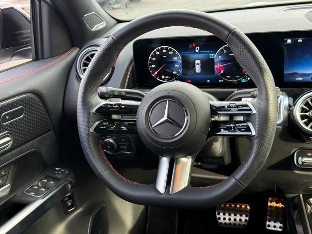 Photo of 2025 Polar White Mercedes-Benz GLB 250