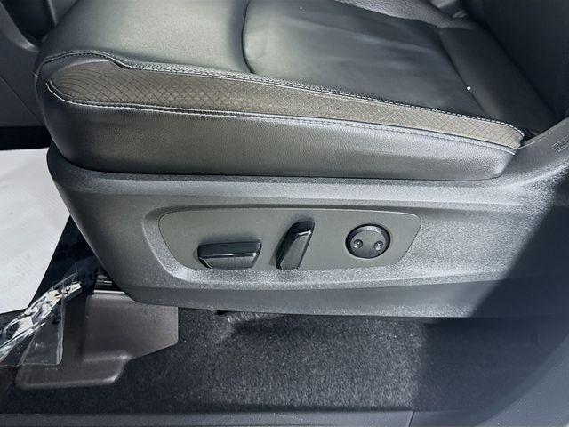 Photo of 2022 White Nissan Pathfinder