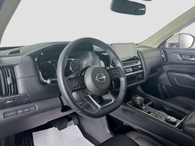 Photo of 2022 White Nissan Pathfinder