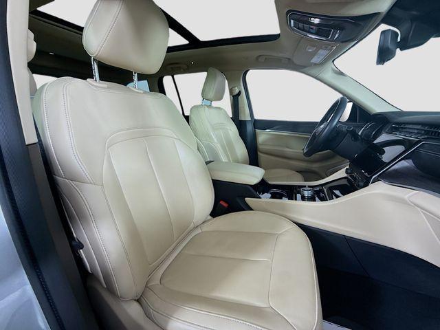 Photo of 2022 Silver Zynith Jeep Grand Cherokee