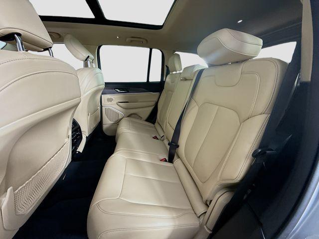 Photo of 2022 Silver Zynith Jeep Grand Cherokee