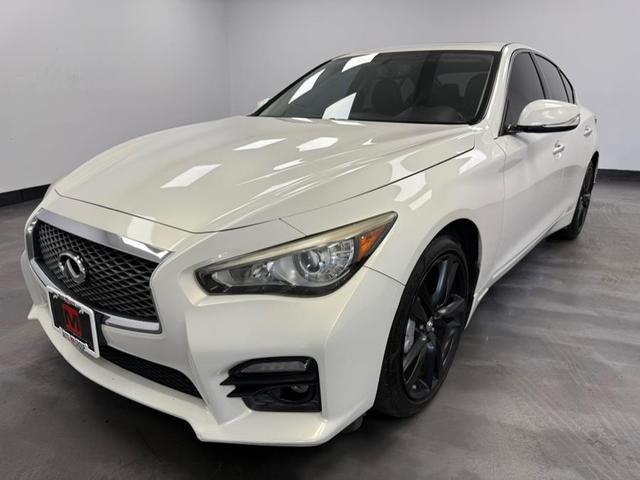 Photo of 2015 Moonlight White INFINITI Q50