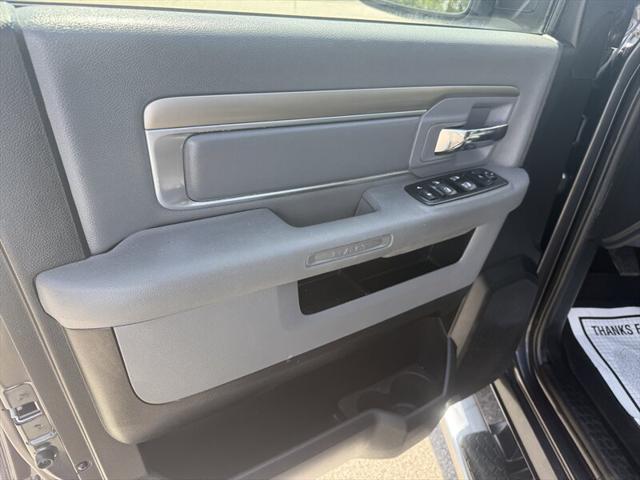 Photo of 2016 Granite Crystal Metallic Clearcoat RAM 1500