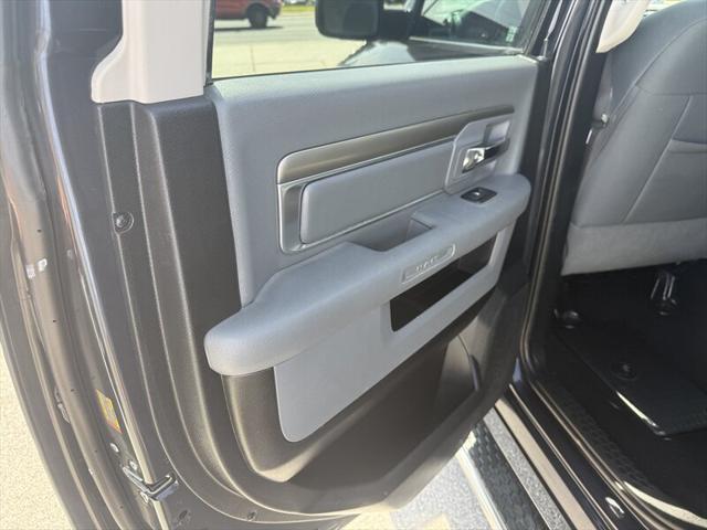 Photo of 2016 Granite Crystal Metallic Clearcoat RAM 1500