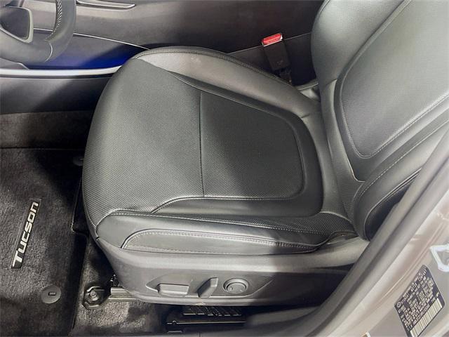Photo of 2024 Shimmering Silver Hyundai TUCSON Hybrid