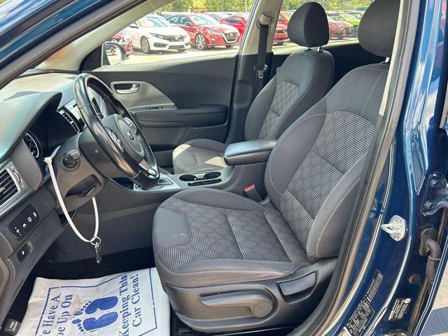 Photo of 2018 Deep Cerulean Kia Niro