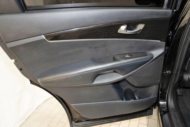 Photo of 2020 Ebony Black Kia Sorento