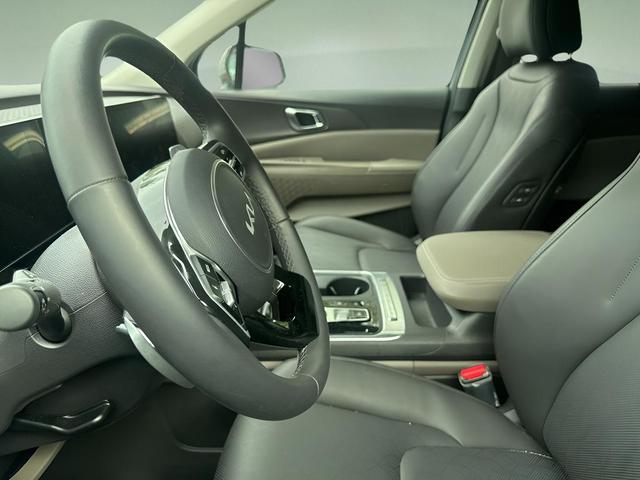 Photo of 2025 Ceramic Silver Kia Carnival Hybrid