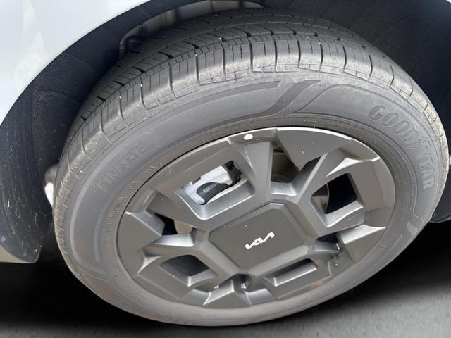 Photo of 2025 Ceramic Silver Kia Carnival Hybrid