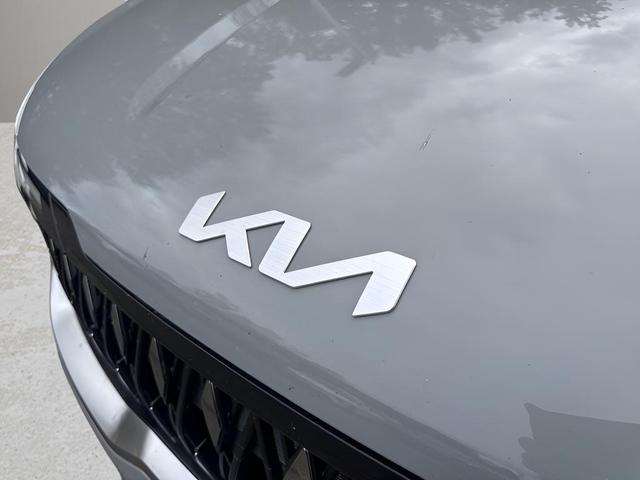Photo of 2025 Ceramic Silver Kia Carnival Hybrid