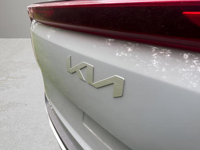 Photo of 2025 Ceramic Silver Kia Carnival Hybrid