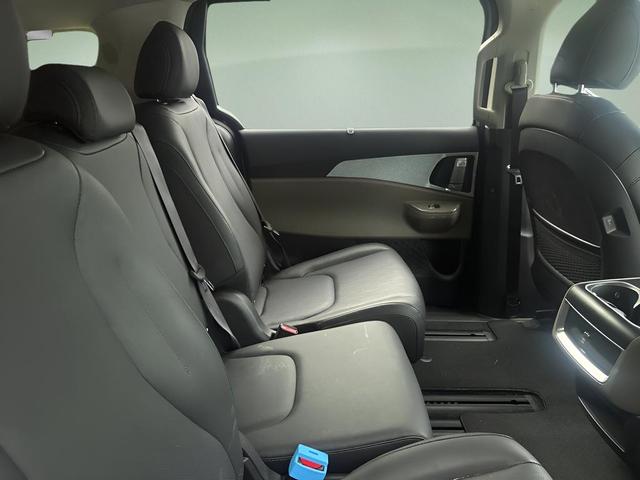 Photo of 2025 Ceramic Silver Kia Carnival Hybrid