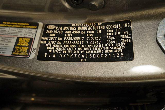 Photo of 2011 Titanium Silver Kia Sorento