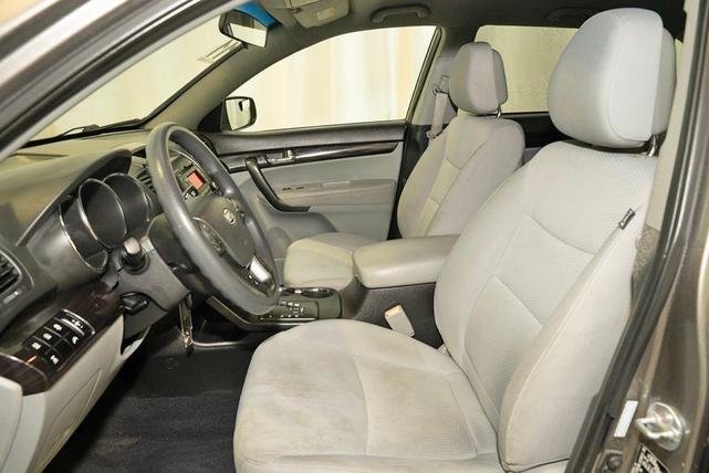 Photo of 2011 Titanium Silver Kia Sorento