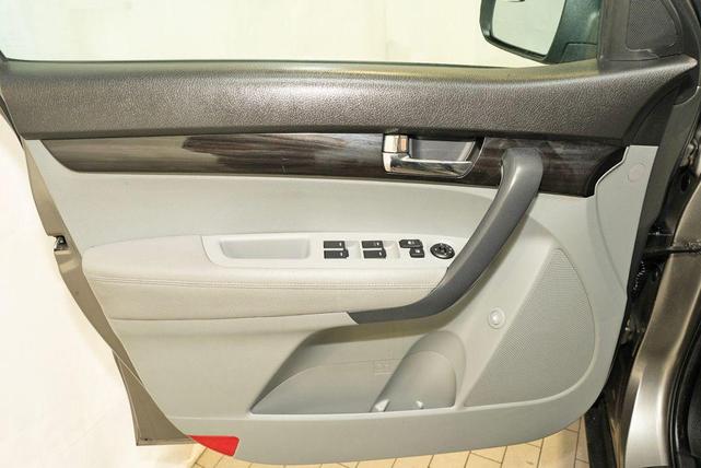 Photo of 2011 Titanium Silver Kia Sorento