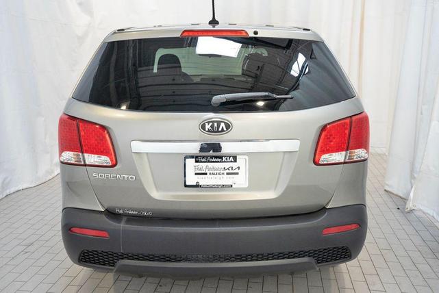 Photo of 2011 Titanium Silver Kia Sorento