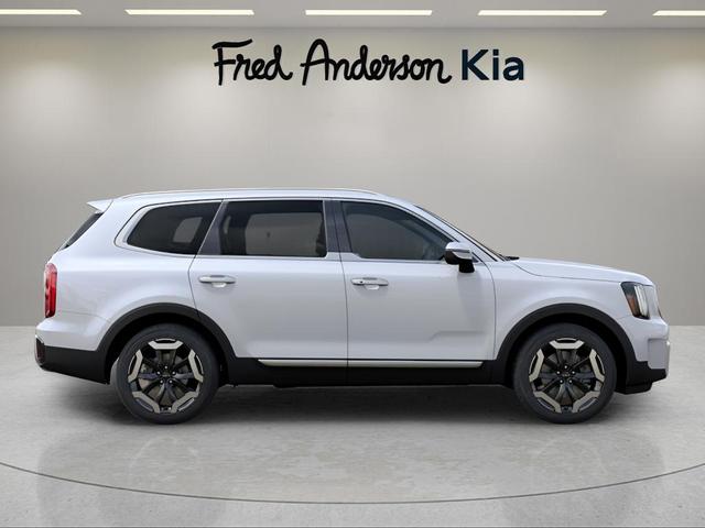 Photo of 2025 Glacial White Pearl Kia Telluride