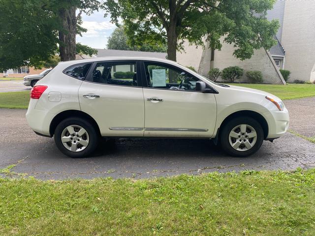 Photo of 2014 Pearl White Nissan Rogue Select