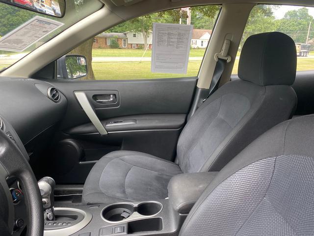 Photo of 2014 Pearl White Nissan Rogue Select
