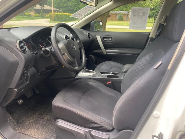 Photo of 2014 Pearl White Nissan Rogue Select